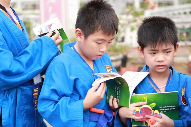 The retreat Sowing seeds lotus at Dong Cao Pagoda