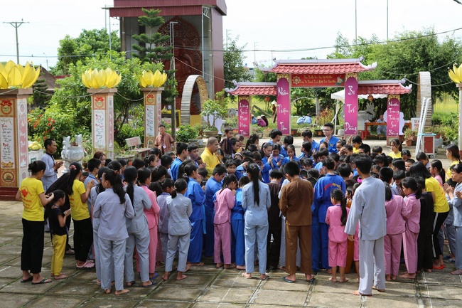 The retreat Sowing seeds lotus at Dong Cao Pagoda