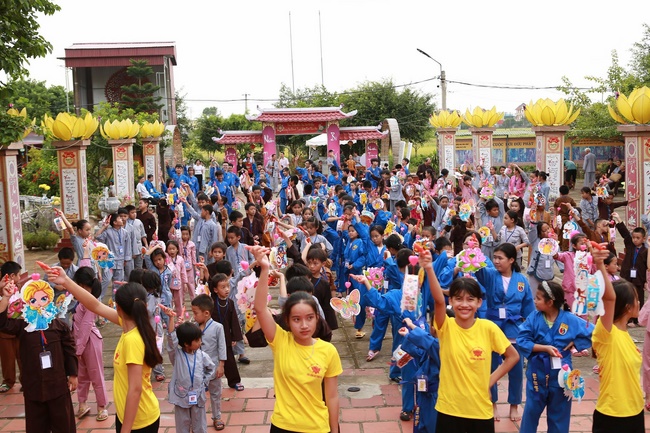 The retreat Sowing seeds lotus at Dong Cao Pagoda