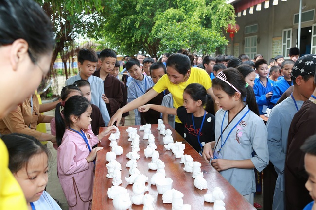 The retreat Sowing seeds lotus at Dong Cao Pagoda