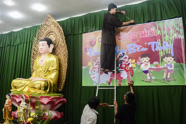 Offering gifts on Mid-Autumn Festival to Ben Tre and Tien Giang provinces