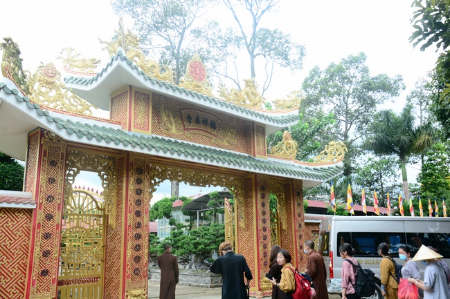 Offering gifts on Mid-Autumn Festival to Ben Tre and Tien Giang provinces