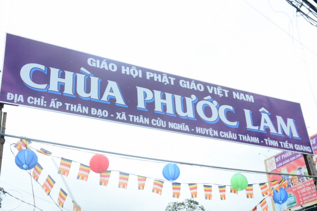 Offering gifts on Mid-Autumn Festival to Ben Tre and Tien Giang provinces