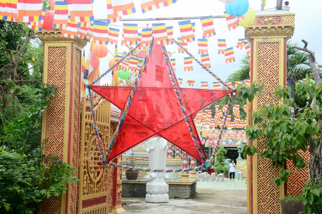 Offering gifts on Mid-Autumn Festival to Ben Tre and Tien Giang provinces