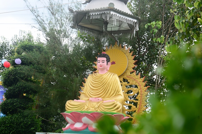 Offering gifts on Mid-Autumn Festival to Ben Tre and Tien Giang provinces