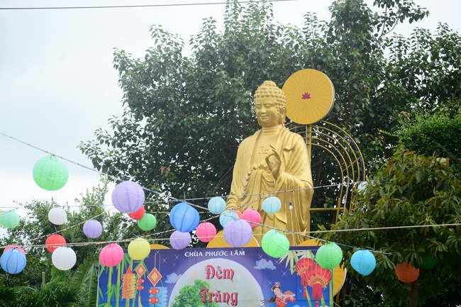 Offering gifts on Mid-Autumn Festival to Ben Tre and Tien Giang provinces