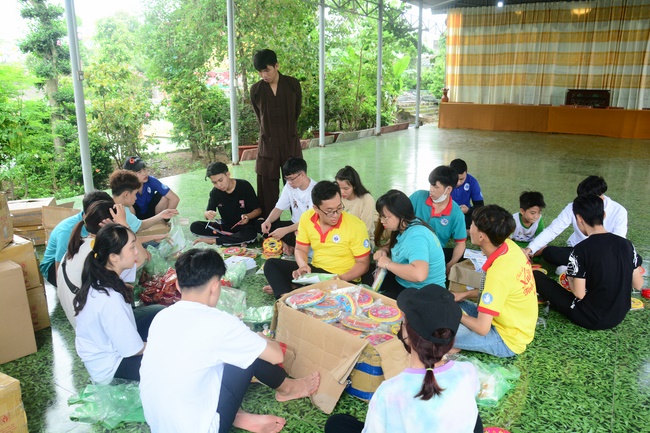Offering gifts on Mid-Autumn Festival to Ben Tre and Tien Giang provinces