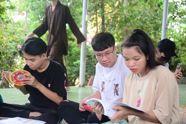 Offering gifts on Mid-Autumn Festival to Ben Tre and Tien Giang provinces