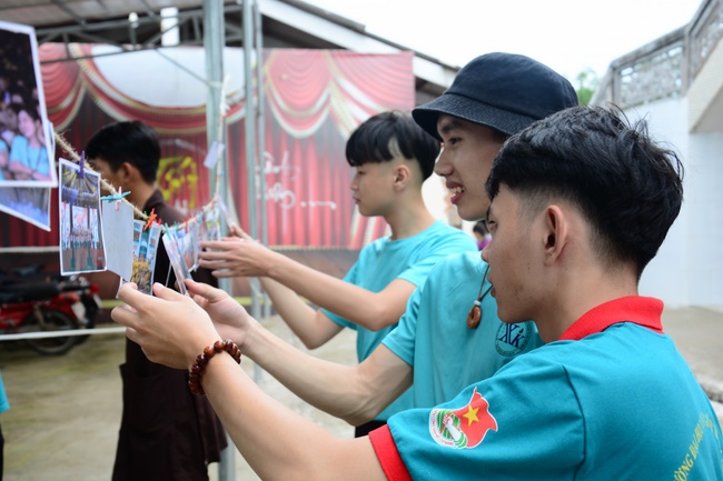 Offering gifts on Mid-Autumn Festival to Ben Tre and Tien Giang provinces