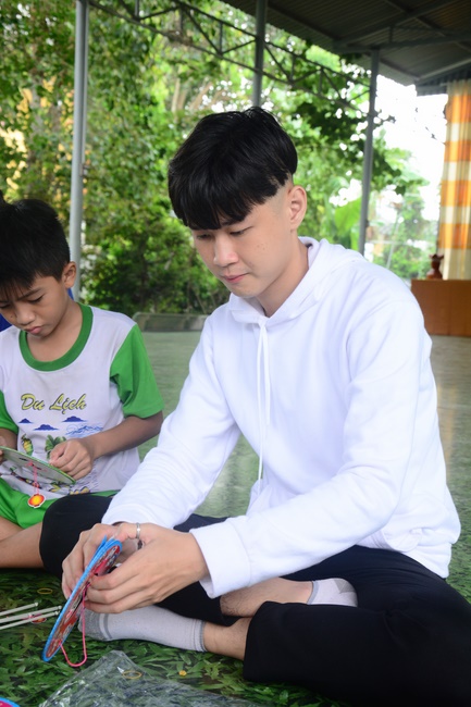 Offering gifts on Mid-Autumn Festival to Ben Tre and Tien Giang provinces