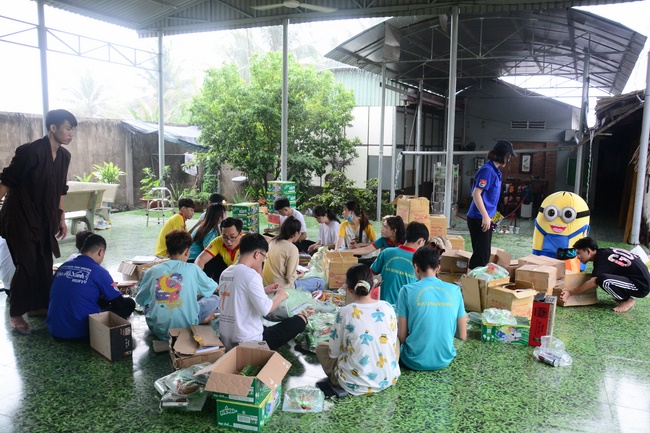 Offering gifts on Mid-Autumn Festival to Ben Tre and Tien Giang provinces