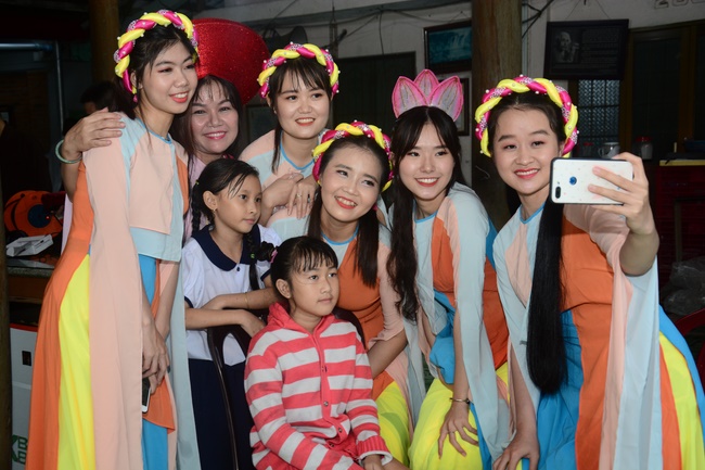 Offering gifts on Mid-Autumn Festival to Ben Tre and Tien Giang provinces