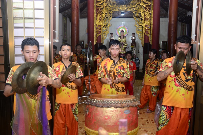 Offering gifts on Mid-Autumn Festival to Ben Tre and Tien Giang provinces