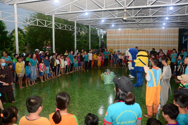 Offering gifts on Mid-Autumn Festival to Ben Tre and Tien Giang provinces