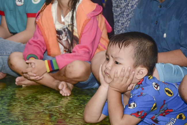 Offering gifts on Mid-Autumn Festival to Ben Tre and Tien Giang provinces