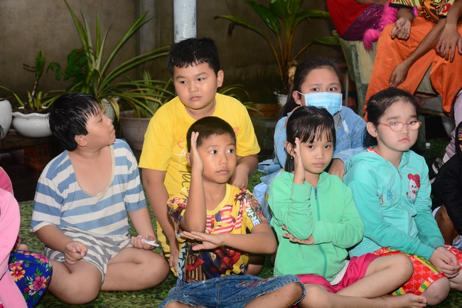 Offering gifts on Mid-Autumn Festival to Ben Tre and Tien Giang provinces