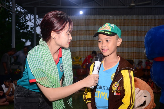 Offering gifts on Mid-Autumn Festival to Ben Tre and Tien Giang provinces