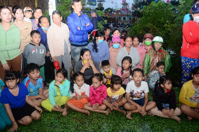 Offering gifts on Mid-Autumn Festival to Ben Tre and Tien Giang provinces