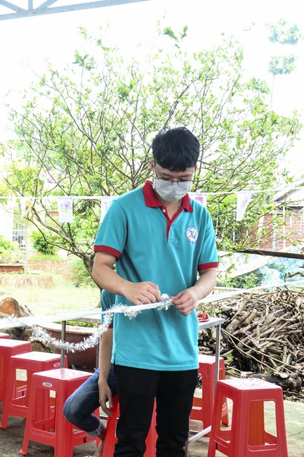 Offering gifts on Mid-Autumn Festival to Ben Tre and Tien Giang provinces