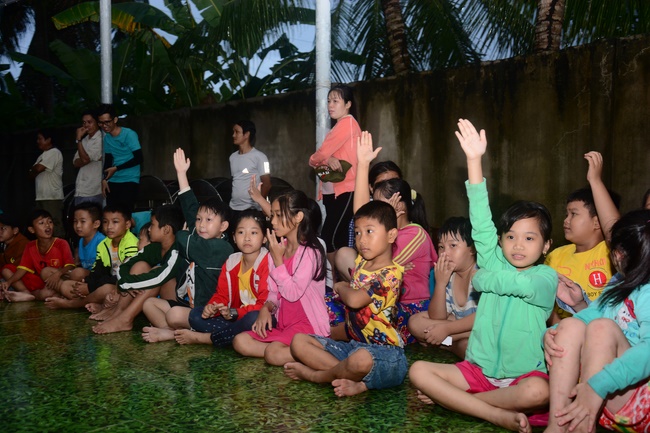 Offering gifts on Mid-Autumn Festival to Ben Tre and Tien Giang provinces