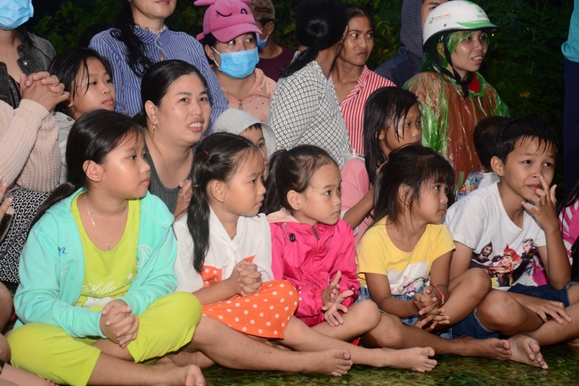 Offering gifts on Mid-Autumn Festival to Ben Tre and Tien Giang provinces