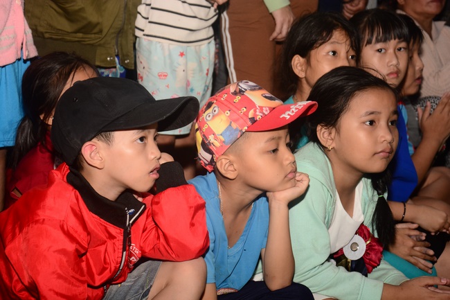 Offering gifts on Mid-Autumn Festival to Ben Tre and Tien Giang provinces