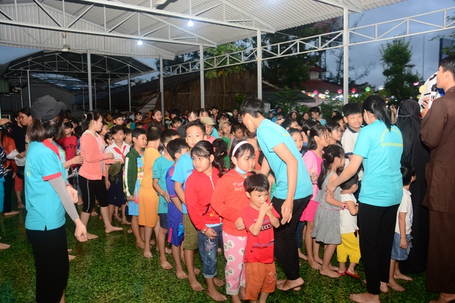 Offering gifts on Mid-Autumn Festival to Ben Tre and Tien Giang provinces