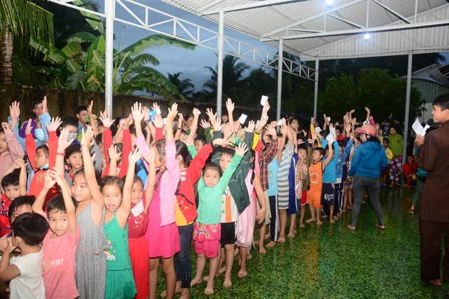 Offering gifts on Mid-Autumn Festival to Ben Tre and Tien Giang provinces