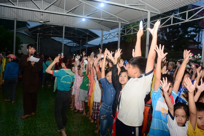 Offering gifts on Mid-Autumn Festival to Ben Tre and Tien Giang provinces