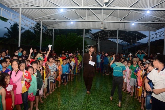 Offering gifts on Mid-Autumn Festival to Ben Tre and Tien Giang provinces