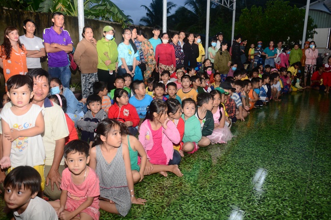 Offering gifts on Mid-Autumn Festival to Ben Tre and Tien Giang provinces