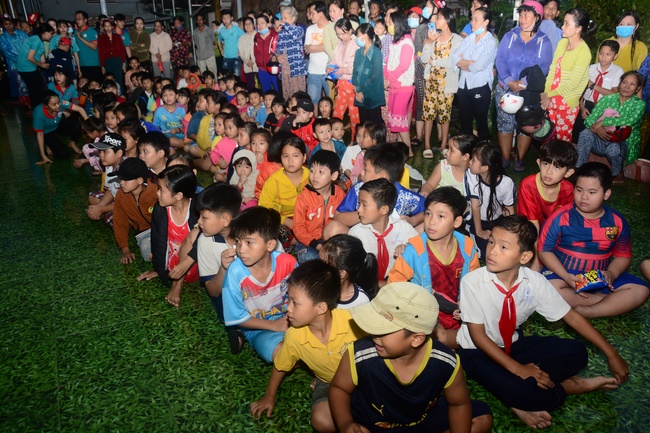 Offering gifts on Mid-Autumn Festival to Ben Tre and Tien Giang provinces