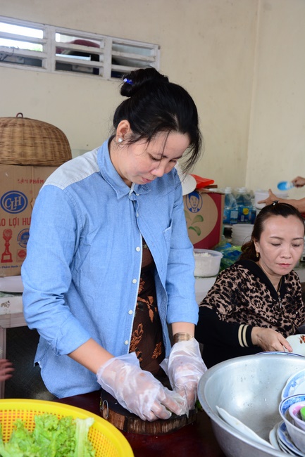 Offering gifts on Mid-Autumn Festival to Ben Tre and Tien Giang provinces