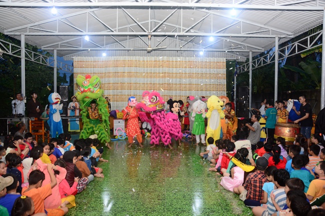 Offering gifts on Mid-Autumn Festival to Ben Tre and Tien Giang provinces