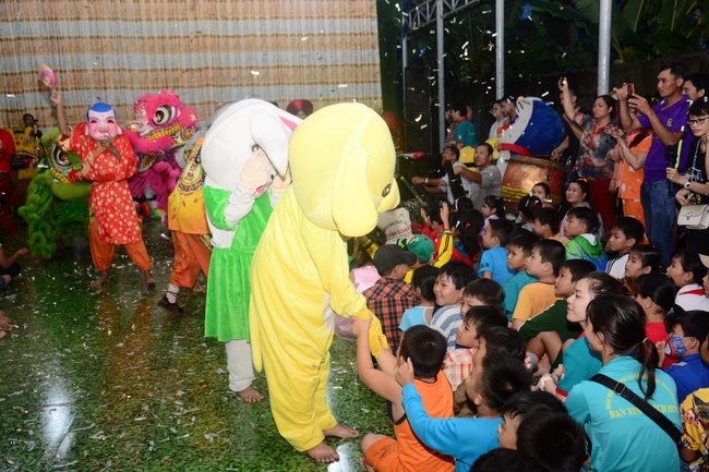 Offering gifts on Mid-Autumn Festival to Ben Tre and Tien Giang provinces
