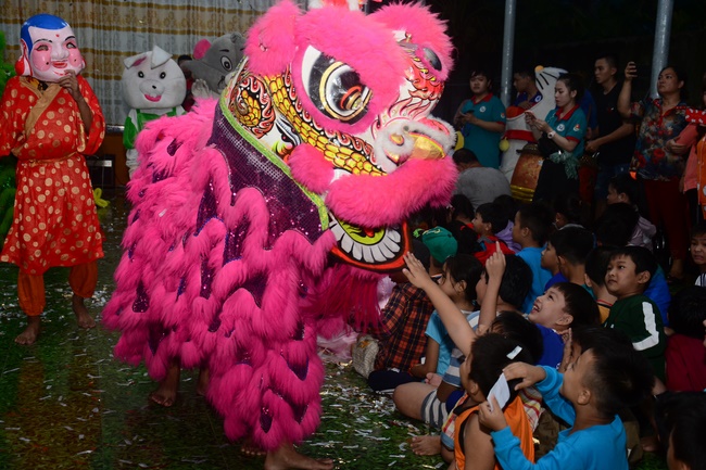 Offering gifts on Mid-Autumn Festival to Ben Tre and Tien Giang provinces