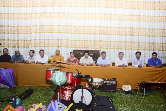 Offering gifts on Mid-Autumn Festival to Ben Tre and Tien Giang provinces