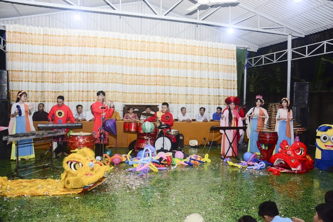 Offering gifts on Mid-Autumn Festival to Ben Tre and Tien Giang provinces