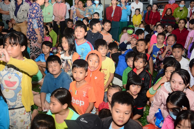 Offering gifts on Mid-Autumn Festival to Ben Tre and Tien Giang provinces