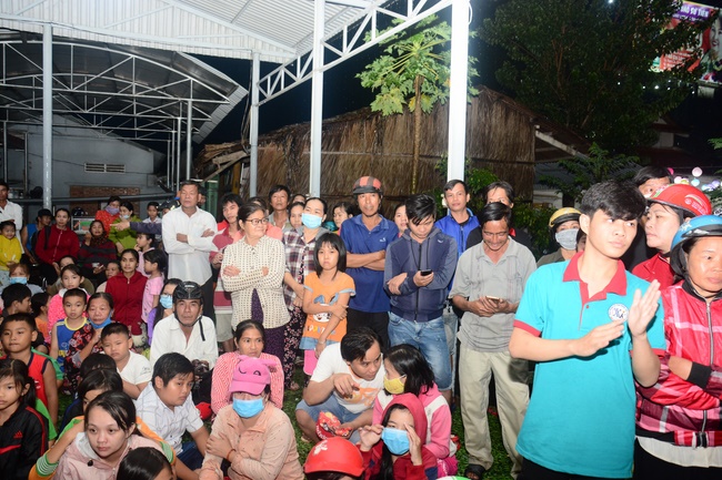 Offering gifts on Mid-Autumn Festival to Ben Tre and Tien Giang provinces