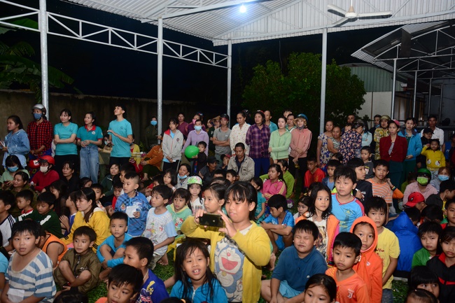 Offering gifts on Mid-Autumn Festival to Ben Tre and Tien Giang provinces