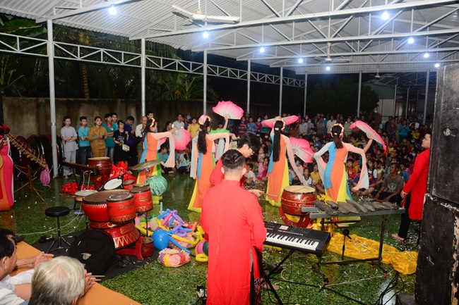 Offering gifts on Mid-Autumn Festival to Ben Tre and Tien Giang provinces