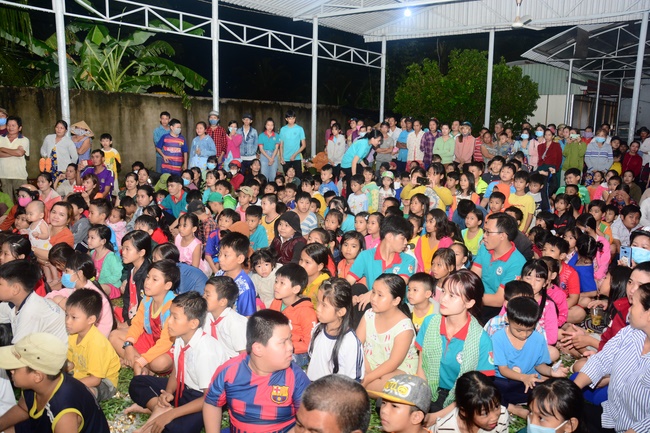 Offering gifts on Mid-Autumn Festival to Ben Tre and Tien Giang provinces