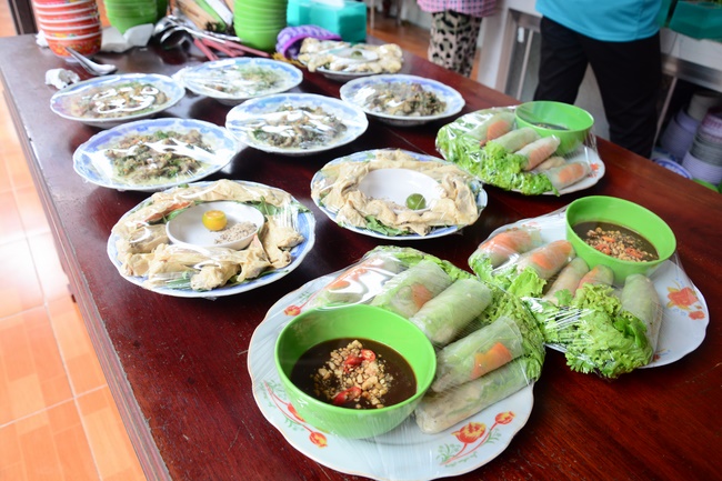 Offering gifts on Mid-Autumn Festival to Ben Tre and Tien Giang provinces