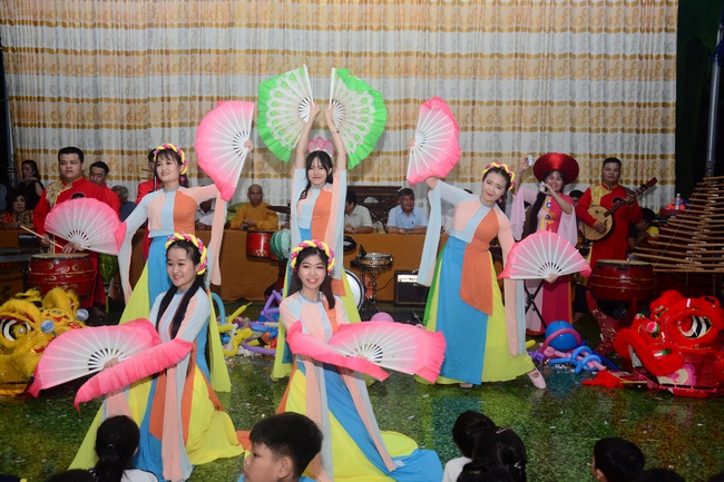 Offering gifts on Mid-Autumn Festival to Ben Tre and Tien Giang provinces