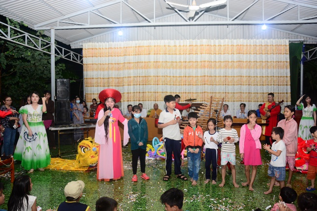Offering gifts on Mid-Autumn Festival to Ben Tre and Tien Giang provinces