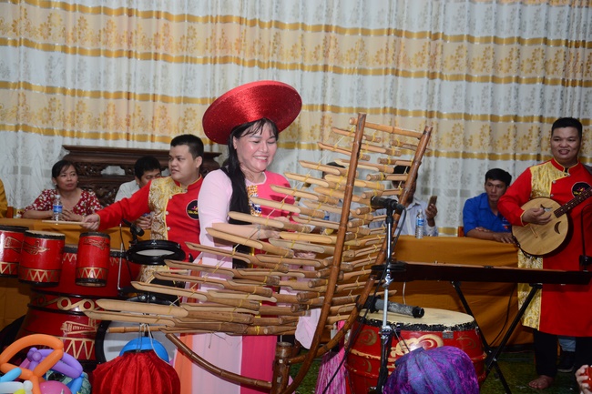 Offering gifts on Mid-Autumn Festival to Ben Tre and Tien Giang provinces