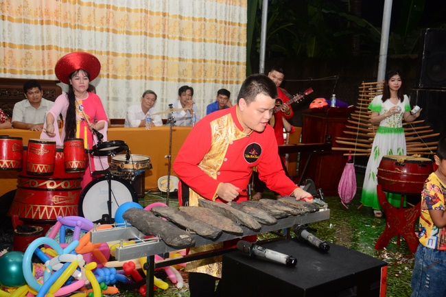 Offering gifts on Mid-Autumn Festival to Ben Tre and Tien Giang provinces