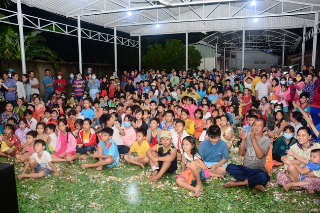 Offering gifts on Mid-Autumn Festival to Ben Tre and Tien Giang provinces
