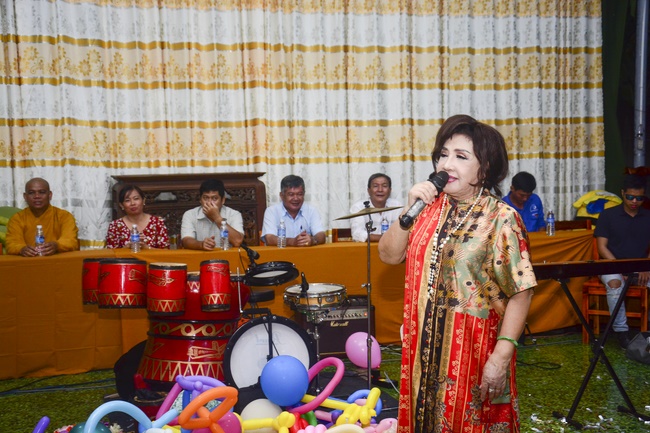 Offering gifts on Mid-Autumn Festival to Ben Tre and Tien Giang provinces